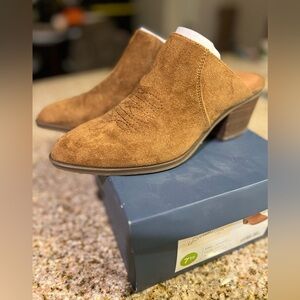 Universal Thread cognac mules